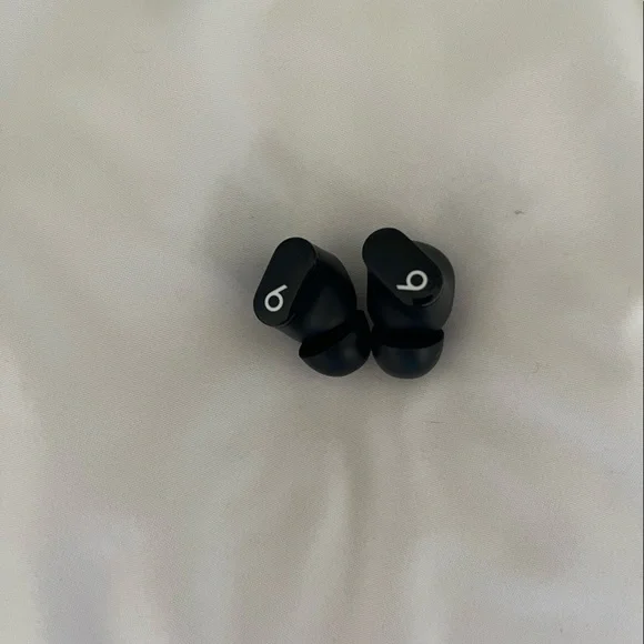 Beats Studio Buds. Lightly used, great condition, work as new.